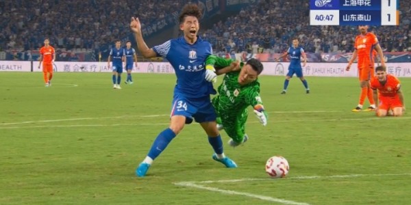 开云平台-刘诚宇抢出机会被放倒！王大雷扑救抢球送点，吴曦点射破门！