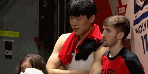 开云在线-准备好了吗？杨瀚森现身球员通道观看湖人对阵鹈鹕比赛