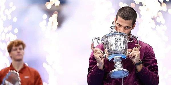 开云官网-阿卡配合萨巴伦卡整相声大秀幽默，温网后15天特训助其成00后首富