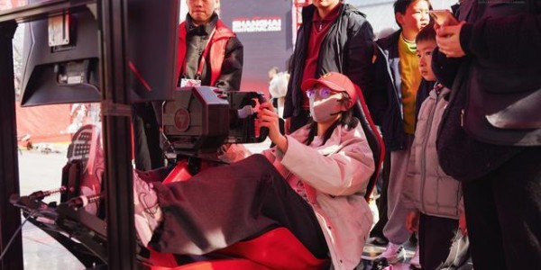 开云体验-从《飞驰人生》到飞驰人生：2026格子旗嘉年华启幕 经典F1战车亮相西岸