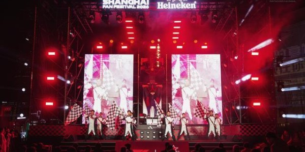 开云体验-从《飞驰人生》到飞驰人生：2026格子旗嘉年华启幕 经典F1战车亮相西岸