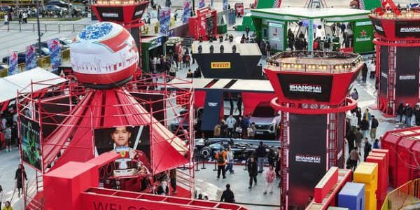 开云体验-从《飞驰人生》到飞驰人生：2026格子旗嘉年华启幕 经典F1战车亮相西岸