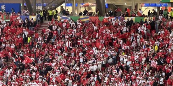 开云体育-【现场】“上头”土耳其开启庆典，黑马奥地利迷失异乡