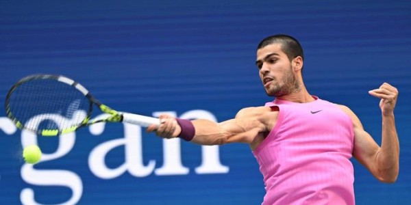 开云官网-阿卡配合萨巴伦卡整相声大秀幽默，温网后15天特训助其成00后首富