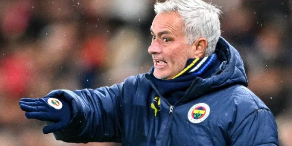 开云体育-再见穆里尼奥！葡超指教都玩不明白，双线崩盘，更衣室内讧了|何塞·穆里尼奥|本菲卡|本菲卡足球俱乐部|波尔图|布拉加_新浪新闻