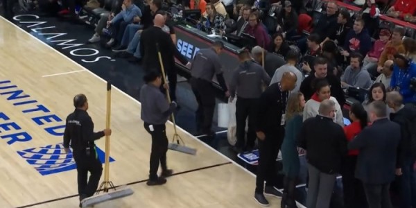 开云官网-CBA可没这事！公牛主场工作人员疯狂拖地 球员已经返回更衣室